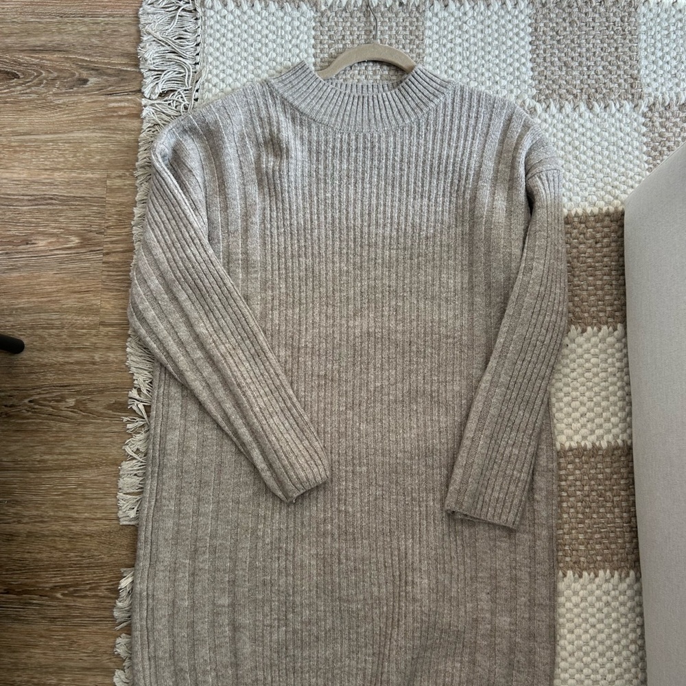 Elegant Gray Ribbed Knit Dress